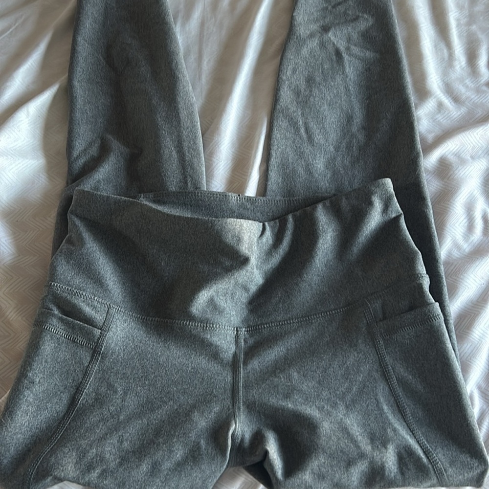 Old Navy Power Soft Hi Rise Cropped Leggings - Medium - Picture 2 of 3